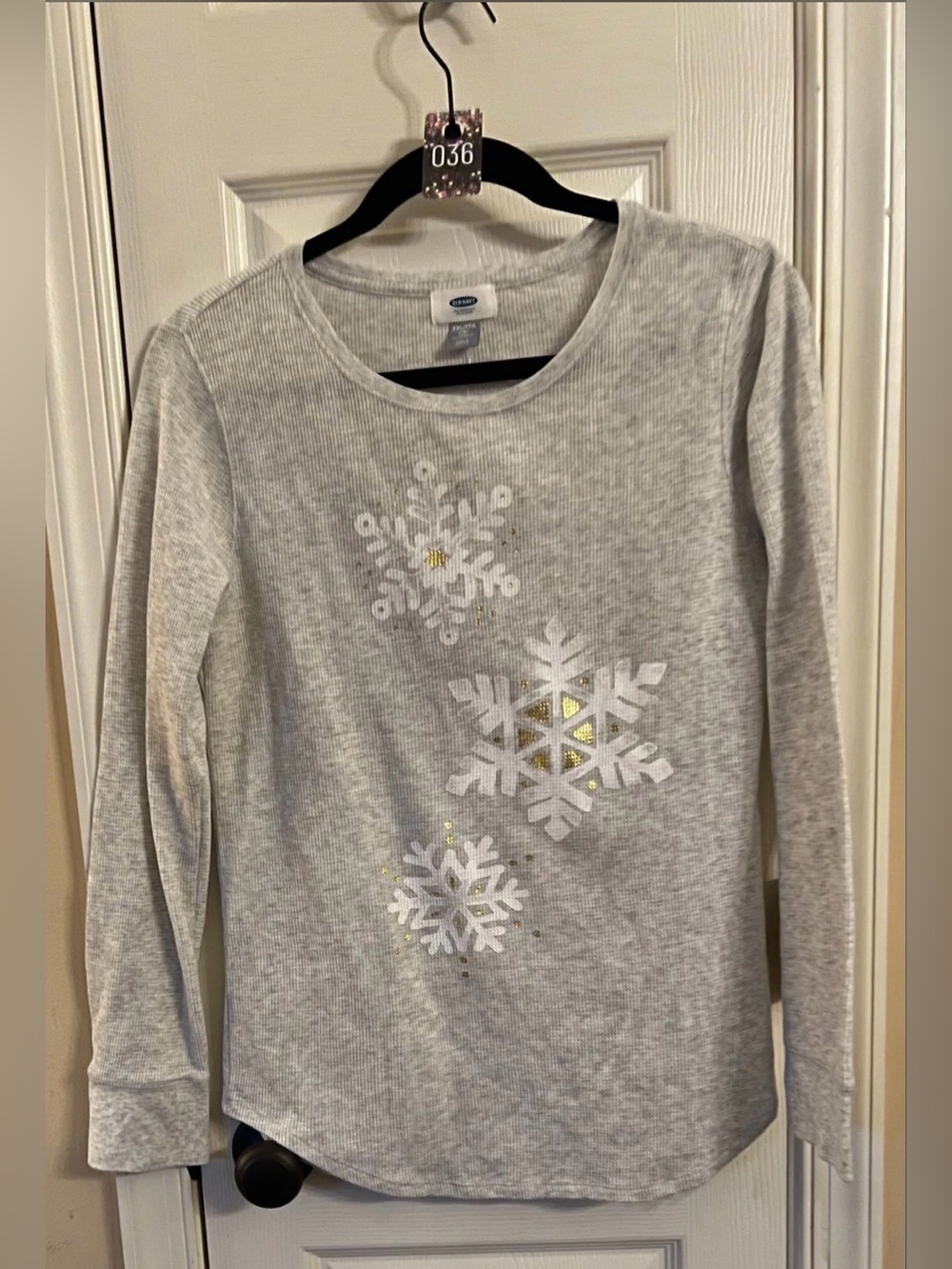 Old Navy Light Gray Women’s Tee - Shirt With Snowflake Deeign